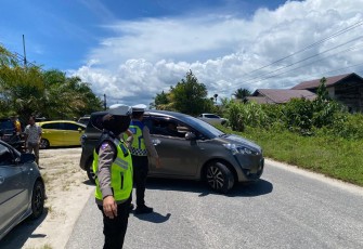 Polwan Polres Aceh Singkil Jaga Keamanan Mako Saat Sholat Jumat