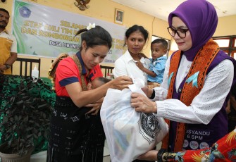 Staf Ahli Tim Penggerak Pemberdayaan dan Kesejahteraan Keluarga (TP PKK) Pusat Yane Bima Arya menggaungkan semangat Indonesia Emas 2045 saat berkunjung ke Pos Pelayanan Terpadu (Posyandu) Desa Libunio, Kecamatan Soa, Kabupaten Ngada, Nusa Tenggara Timur (NTT), Sabtu (27/9/2025)