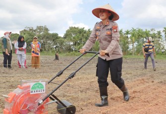 Kapolres Bintan saat melakukan penanaman benih Jagung