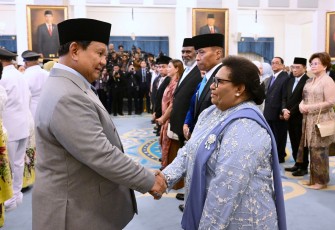 Presiden Prabowo memberikan ucapan selamat usai melantik Wamendagri Ribka Haluk menjabat Komite Eksekutif Percepatan Pembangunan Papua, di Jakarta 