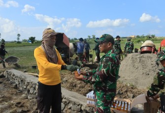 Pemberian minuman berenergi satgas TMMD ke 126 Kodim Takalar 