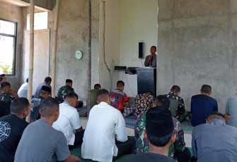 Salat Jum'at berjamaah di Masjid Nur Huda Lingkungan Tenggarong, Dusun Krajan