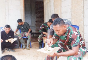 Makan siang bersama warga di lokasi TMMD Kodim Pacitan 