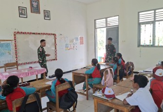 Ajarkan bahasa inggris di sekolah perbatasan 