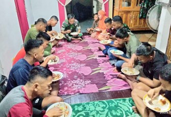 Makan bersama orang tua asuh di lokasi TMMD Kodim Takalar 