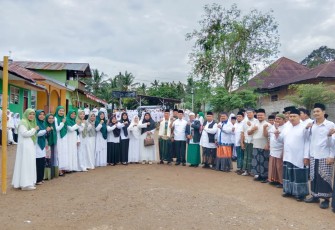 Usai Acara Wisuuda Ketua yayasan, Umar Halomoan daulay M. Pd, photo bersama dengan para tamu undangan beserta pengurus yayasan