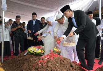 Menteri Transmigrasi M. Iftitah Sulaiman Suryanagara saat memimpin Upacara Kedinasan Pemakaman Alm. Anggit Bima Wicaksana di TPU Tanah Kusir, Jakarta Selatan pada Rabu (22/10)