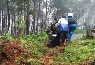 Bantu warga evakuasi motor di wilayah desa binaan 