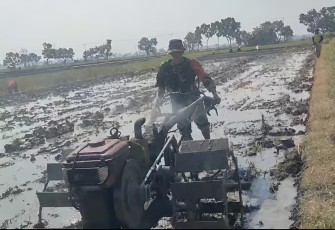 Olah lahan pertanian petani desa binaan 