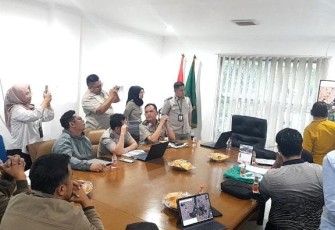 Suasana mediasi atas kasus SK Kinag Masyarakat Pancoran Mas, Senin (27/10)