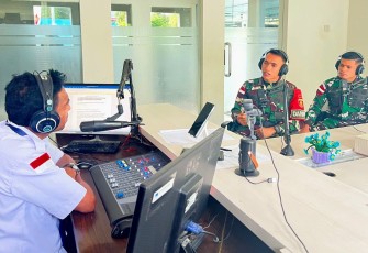 Dialog sore RRI Atambua bersama personel Satgas Pamtas Yonarmed 12 Kostrad 