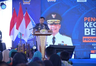 Gubernur Jawa Tengah, Ahmad Luthfi, berpidato dalam acara pencanangan program Kecamatan Berdaya, di Lapangan Desa Sidodadi, Masaran, Kabupaten Sragen, Kamis (30/10/2025)