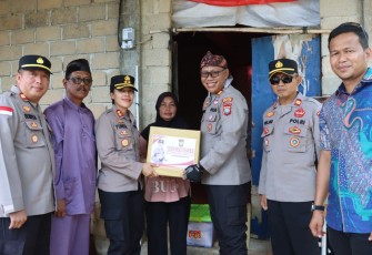 Kapolres Bintan Berikan Bantuan Korban Angin Kencang