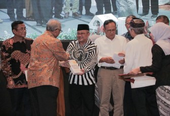 Menteri Pendidikan Dasar dan Menengah (Mendikdasmen), Abdul Mu’ti dan Wakil Menteri Pendidikan Dasar dan Menengah (Wamendikdasmen), Atip Latipulhayat, menghadiri peringatan Hari Ulang Tahun (HUT) ke-15 Aliansi Kebangsaan