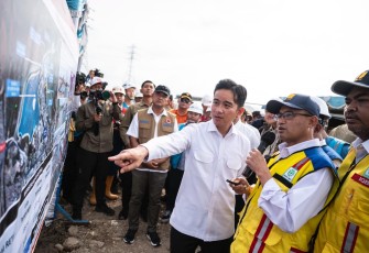 Wakil Presiden RI Gibran Rakabuming (tiga kanan) bersama Deputi 3 BNPB Mayjen TNI Budi Irawan (rompi cokelat) menyimak paparan pembenahan outlet kolam retensi Terboyo sebagai penampungan banjir, Kecamatan Kaligawe, Kota Semarang, Jawa Tengah, Minggu (2/11).
