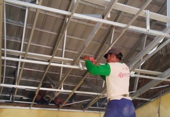Pemasangan plafond rangka polindes