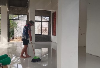 Pemasangan keramik mushola selesai