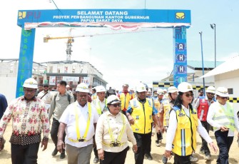 Wakil Menteri Dalam Negeri (Wamendagri) Ribka Haluk meninjau pembangunan Kawasan Pusat Pemerintahan (KPP) Provinsi Papua Barat Daya di Kota Sorong, Jumat (7/11/2025)