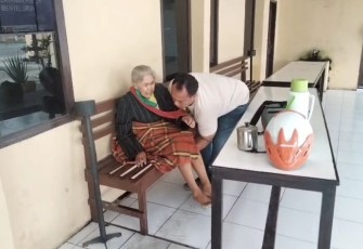 Personel Polsek Perbaungan saat evakuasi lansia, Jum'at (7/11)