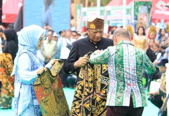 Kapolda Jatim Irjen Pol Nanang Avianto mengenakan pakaian tradisional 