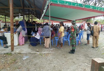 Babinsa Koramil 1710-03/Kuala Kencana Dampingi Penyaluran Bantuan Kepada Masyarakat