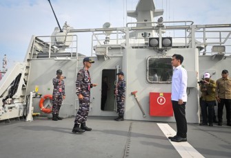Wapres Gibran di atas geladak KRI Bung Karno-369, Selasa (18/11)