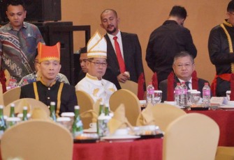 Walikota Bitung, Hengky Honandar (Tengah) saat menghadiri HUT Ke-22 Kabupaten Minahasa Utara