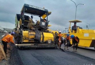 Pengaspalan jalan tol 