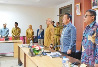 Gubernur Kepulauan Riau H Ansar Ahmad memimpin rapat High Level Meeting Tim Pengendalian Inflasi Daerah (TPID) dan Tim Percepatan dan Perluasan Digitalisasi Daerah (TP2DD) yang digelar di Kantor Gubernur Kepri, Dompak, Senin (24/11/2025)