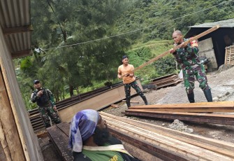 Babinsa Koramil Tembagapura Bantu Perbaiki Rumah Warga