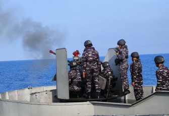 Prajurit KRI Teluk Amboina-503 Laksanakan Latihan Penembakan Meriam di Laut Jawa 