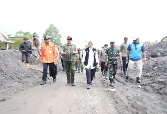 Kepala BNPB Dorong Pemerintah Kabupaten Lumajang Relokasi Warga Terdampak Erupsi di Dusun Sumbersari