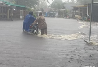 Arus Banjir Jalan Singkil–Rimo Kencang