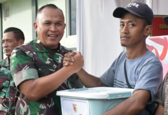 Danrem 081/DSJ Kolonel Arm Untoro Hariyanto meninjau progres pembangunan Koperasi Desa/Kelurahan Merah Putih (KDKMP) di Desa Krisik, Kecamatan Gandusari, Kabupaten Blitar, Sabtu (6/12/2025)