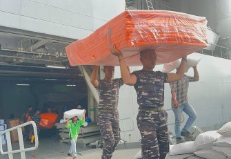 TNI AL Kembali Debarkasi Ratusan Ton Bantuan Kemanusiaan di Sibolga 