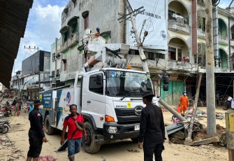 Personel Brimob Kawal Penormalan Listrik di Aceh Tamiang