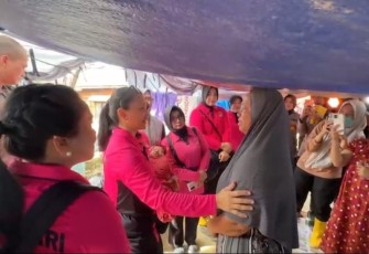 Ketum Bhayangkari Beri Bantuan di Pengungsian Aceh Tamiang, Hibur dan Kuatkan Korban