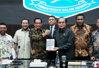 Mendagri kepada awak media usai Rapat Bersama dengan Dewan Perwakilan Daerah (DPD) Republik Indonesia (RI) di Gedung Sasana Bhakti Praja, Kantor Pusat Kementerian Dalam Negeri (Kemendagri), Jakarta, Kamis (11/12/2025)