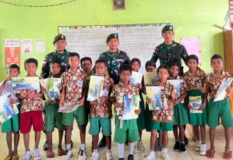 Satgas Yonarmed 12 Kostrad bersama siswa di perbatasan 