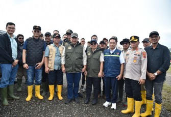 Kolaborasi Pemerintah Tinjau dan Salurkan Bantuan Demi Anak-Anak di Aceh dan Sumatra Tetap Belajar