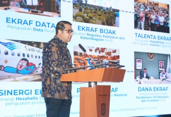 Menteri Ekonomi Kreatif, Teuku Riefky Harsya, saat memberikan sambutan dalam penetapan KaTa Kreatif 2025 di Hotel Borobudur, Jakarta, Jumat (19/12/2025)