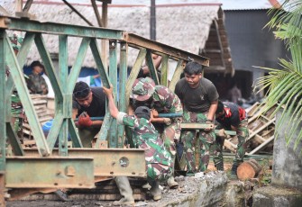 TNI AD Percepat Pemasangan Jembatan Bailey