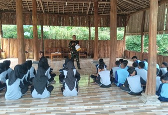 Babinsa Durenan Tanamkan Disiplin dan Jiwa Kepemimpinan kepada Siswa SMPN 2 Gemarang