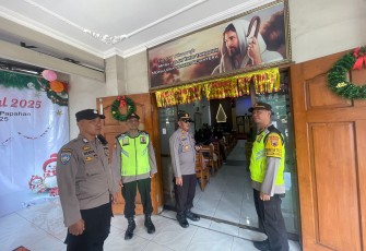 Sejumlah petugas berjaga mengamankan jalannya ibadah Natal di GKJ Kismorejo, Jaten, Karanganyar, Kamis (25/12/2025)