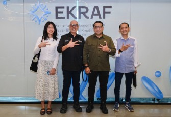 Menteri Ekonomi Kreatif, Teuku Riefky Harsya, menerima audiensi Direktur Pengembangan Produksi Film Negara (PFN), Narliswandi Iwan Piliang, yang berlangsung di kantor Kementerian Ekonomi Kreatif, Jakarta, Rabu (24/12/2025)