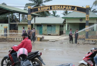 Polri Bantu Kuras Air Yang Merendam Kompi Senapan A Yonif 111 / Karma Bakti Aceh Tamiang