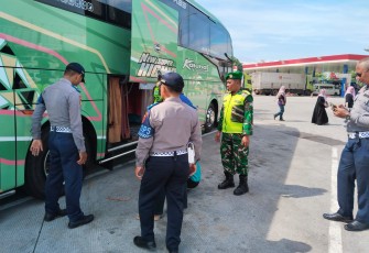 Jaga Kenyamanan dan Keamanan Selama Nataru, Babinsa Ngawi dan Instansi Terkait Amankan Kawasan Rest Area 575 Ngawi