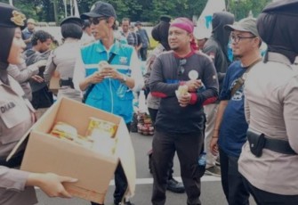 Berbagi Air hingga Roti untuk massa buruh di Jakarta, Selasa (30/12)