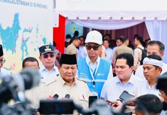 Presiden Prabowo Subianto memberikan keterangan pers usai meresmikan bendungan Jatigede di Kabupaten Sumedang, Senin (20/1)