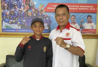 Ketua KONI Kota Depok, Herry Suprianto bersama atlet tenis lapangan Rafael Enrico Pribadi, Rabu (19/2)